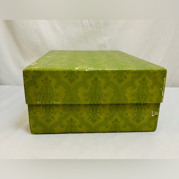 Gucci Shoe Box, Gift Bag, & Cards - Picture 3 of 6